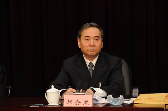 3、省政协副主席郝会龙主持第一次全体会议.jpg