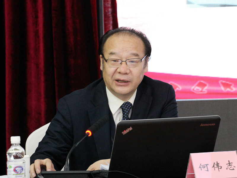 1、党史学习教育宣讲团成员、中国中共党史人物研究会常务理事、省委史志研究室主任何伟志作报告.jpg