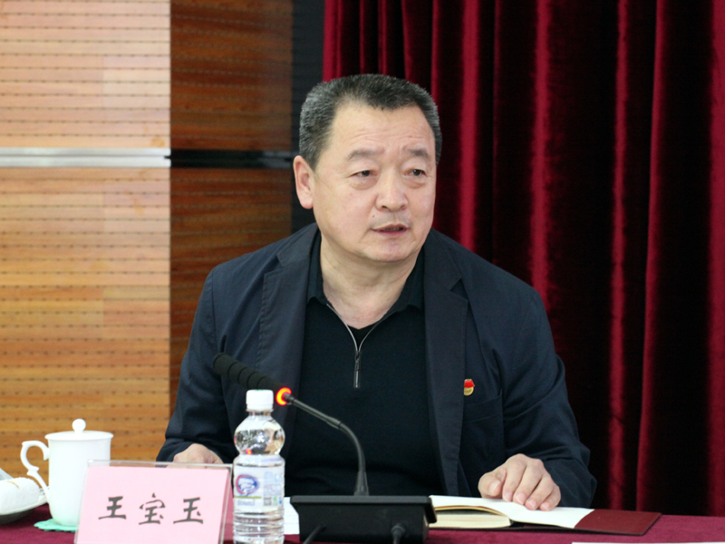 2、省政协副秘书长王宝玉主持报告会.jpg