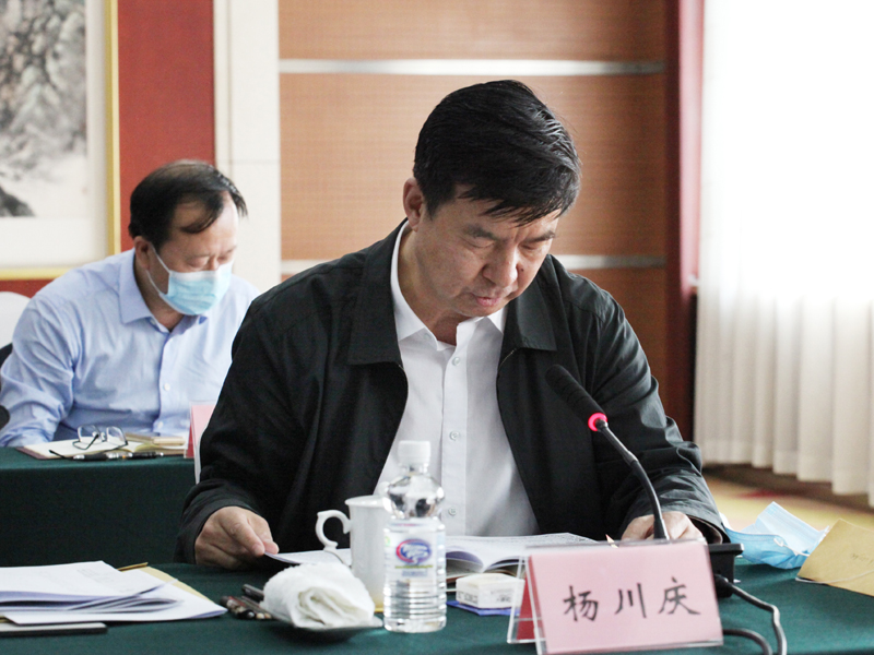 15、绥化市政协主席杨川庆作汇报.jpg