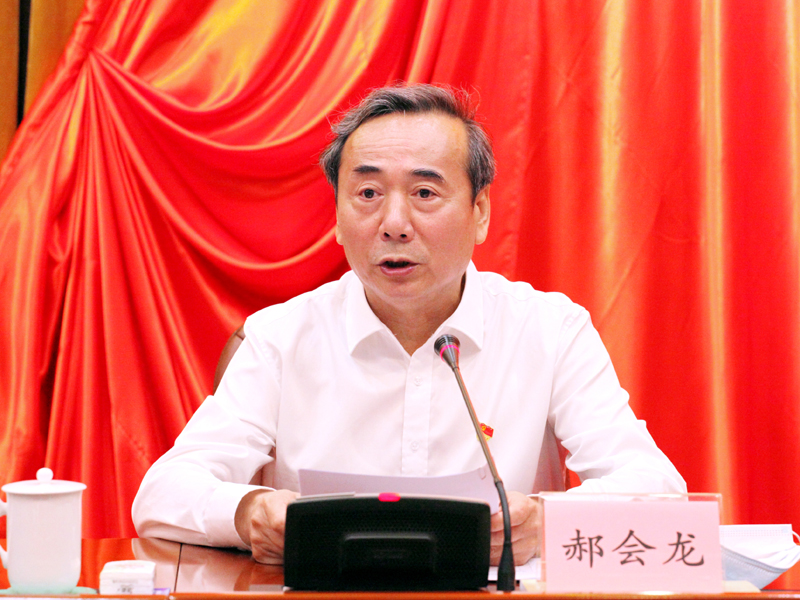 2、省政协副主席郝会龙主持报告会.jpg 2、省政协副主席郝会龙主持报告会.jpg