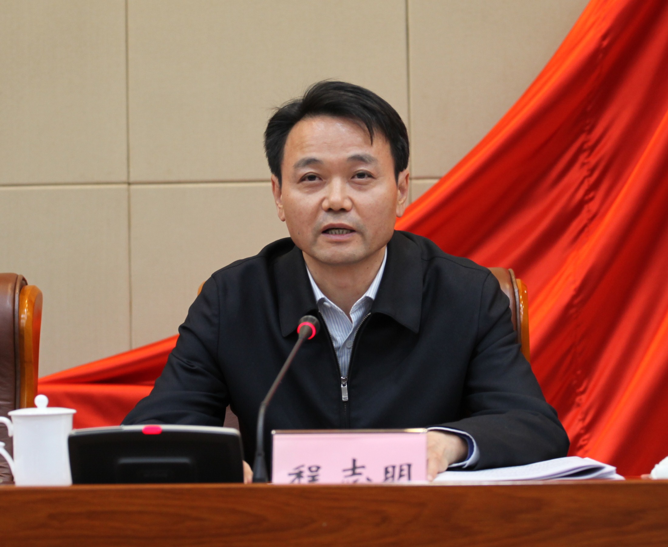 2副省长程志明作我省脱贫攻坚有关情况的报告.jpg