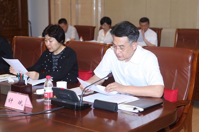 2省政协副秘书长计斌作关于省政协十二届六次常委会议有关事项的汇报.jpg
