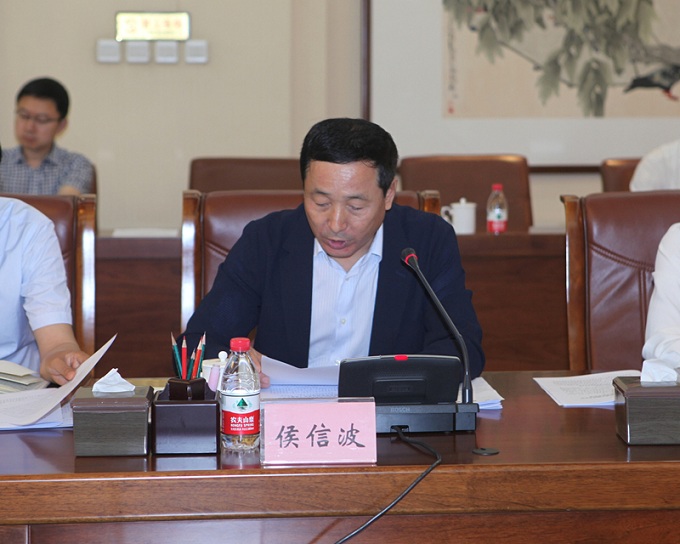 5省政协办公厅副主任侯信波作《政协黑龙江省委员会常务委员会关于授权主席会议对违法违纪政协委员及时作出处理的决定》.jpg