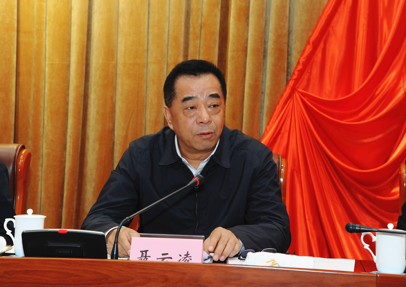 2副省长聂云凌作有关情况报告并与部分常委进行现场协商互动.jpg