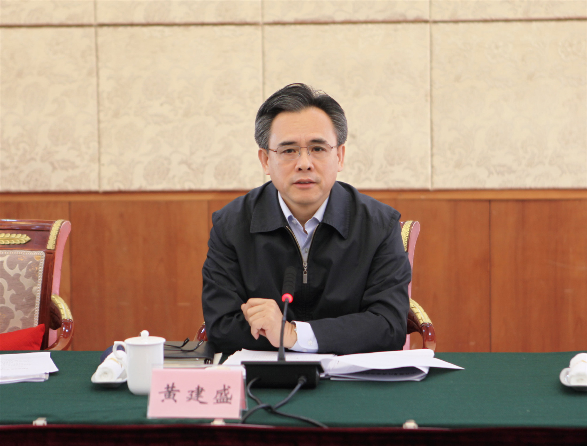 1省政协主席、党组书记黄建盛主持会议并讲话.jpg