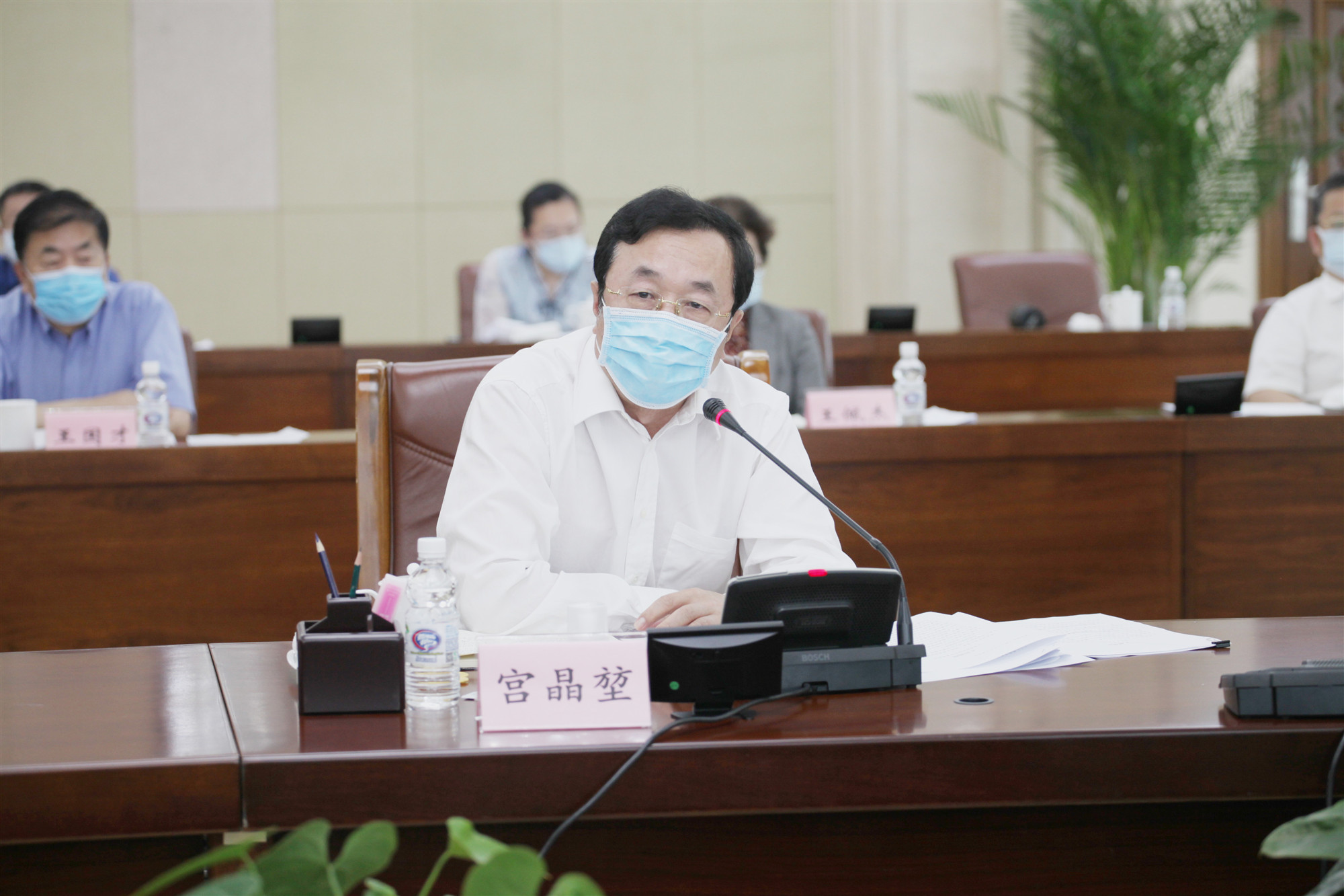 4省政协副主席宫晶堃出席会议并发言.jpg