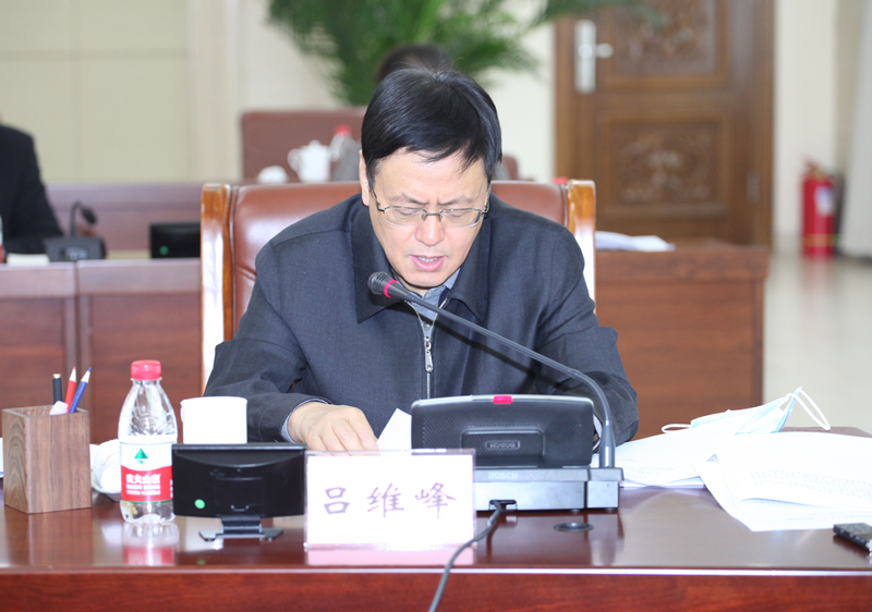 3省政协副主席、党组副书记吕维峰传达张庆伟同志在省委十二届八次全会第一次全体会议上关于省委常委会工作的报告.jpg